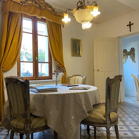 Maison 1823 - De Charme A Bed & Breakfast Garons